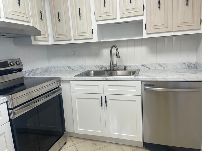 Foto del edificio - 402 Monaco Ct