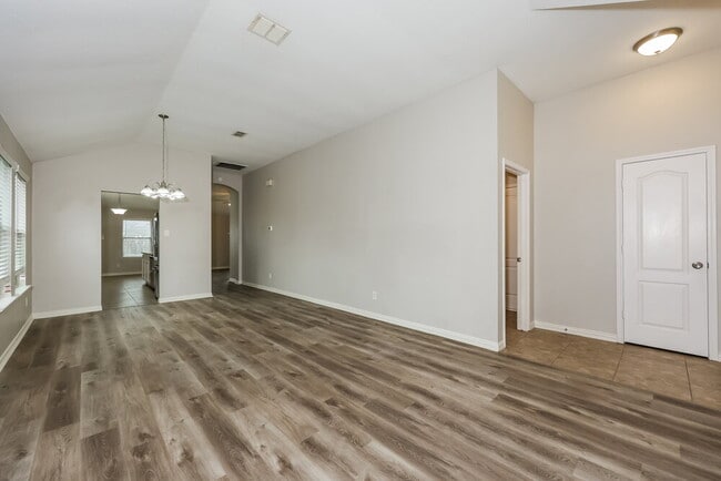 Foto del edificio - 6711 Waterlilly Dr