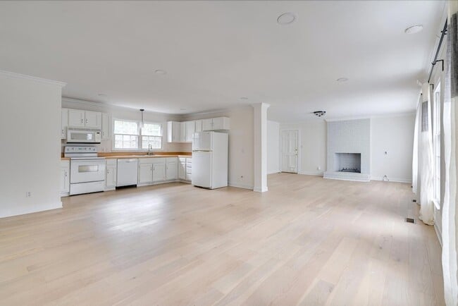 Building Photo - 2437 Tilghman Cir