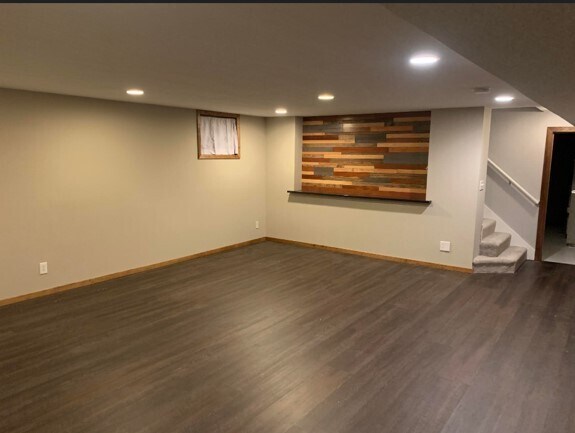Sala familiar del sótano - 6122 Penn Ave S