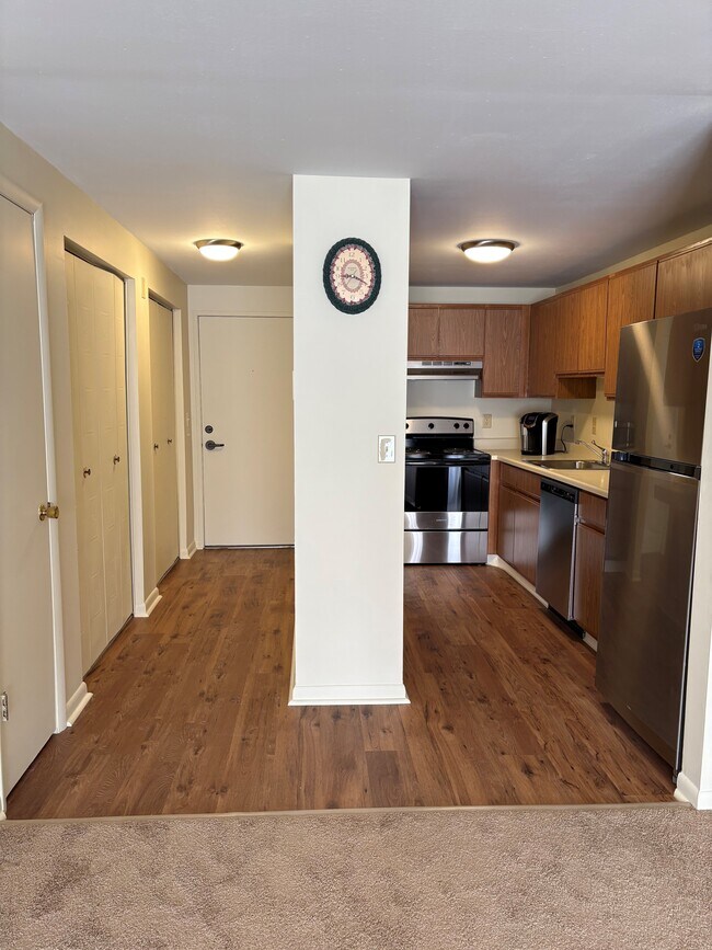 ¡Nuevos electrodomésticos de acero inoxidable y piso de cocina! - Chicopee Mews