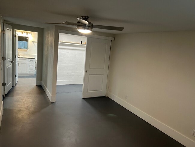 Building Photo - 1822 E Whitton Ave