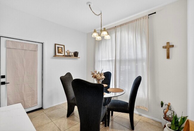 Foto del edificio - 9451 E Becker Ln