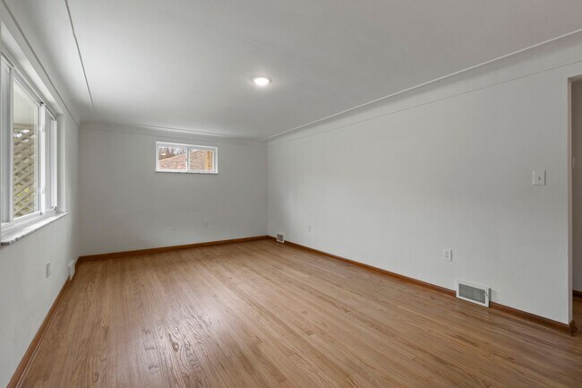 Foto del edificio - READY for Move-In! Fully RENOVATED 3 bedroom in PENN HILLS!