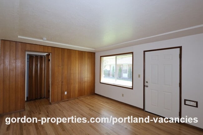 Building Photo - NE 65th Ave - North Tabor single level 1 bedroom apartment