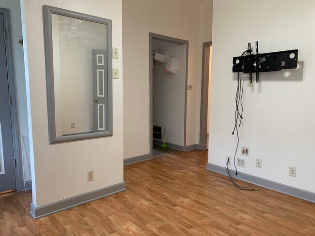 Building Photo - 949 N Damen Ave
