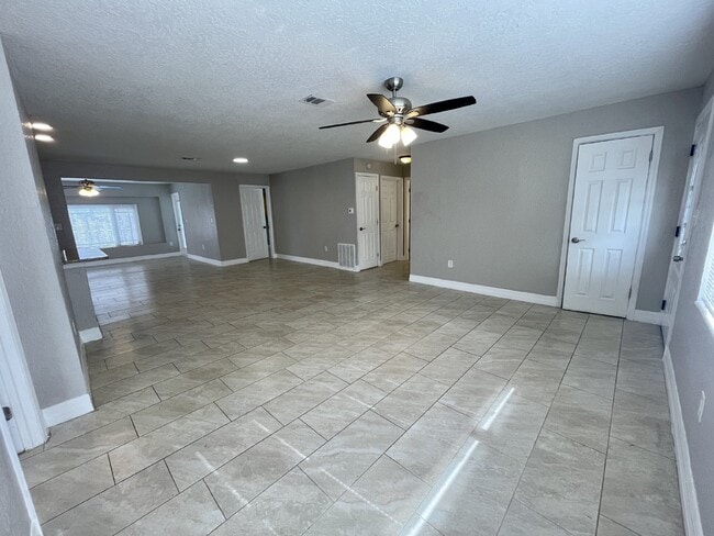 Foto del edificio - 4 bedroom 2 bathroom pool home for rent