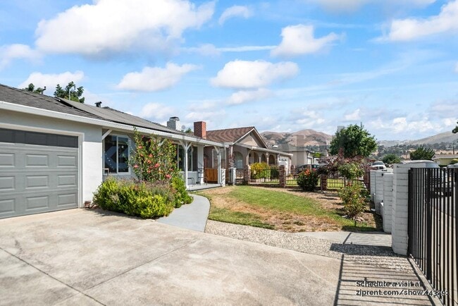 Building Photo - 3369 Pepper Tree Ln
