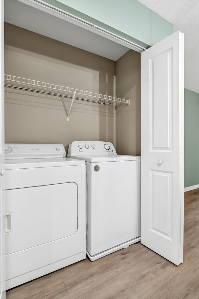 Building Photo - Enchanting 4-Bed 2-Bath Bungalow: Bradento...