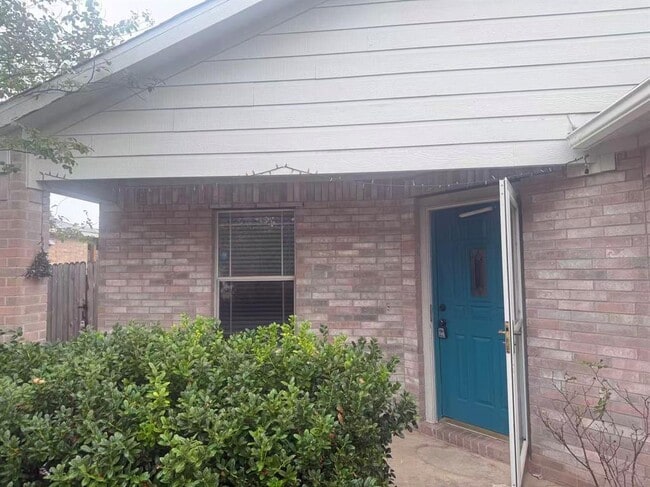 Building Photo - 207 Mesa Dr