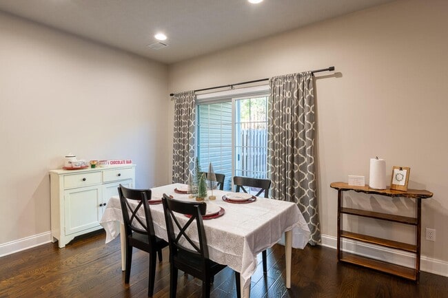 Foto del edificio - 704 Red Cedar Ct