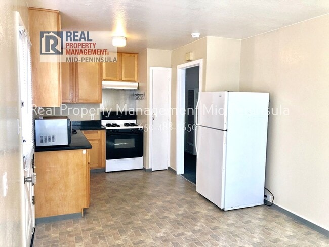 Building Photo - 2 Bedroom Apartment with covered car garage