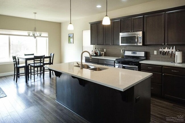 Building Photo - Newer construction / Community pool