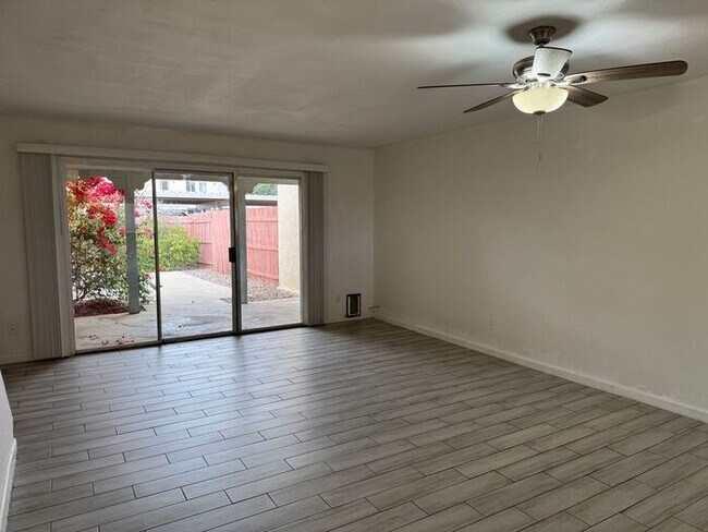 Foto del edificio - Charming 2 Bed & 2.5 Bath Townhome with Mo...