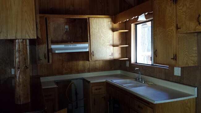 Foto del edificio - Rustic three bedroom with large lot.