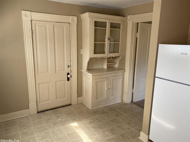 Building Photo - 307 E 7th St