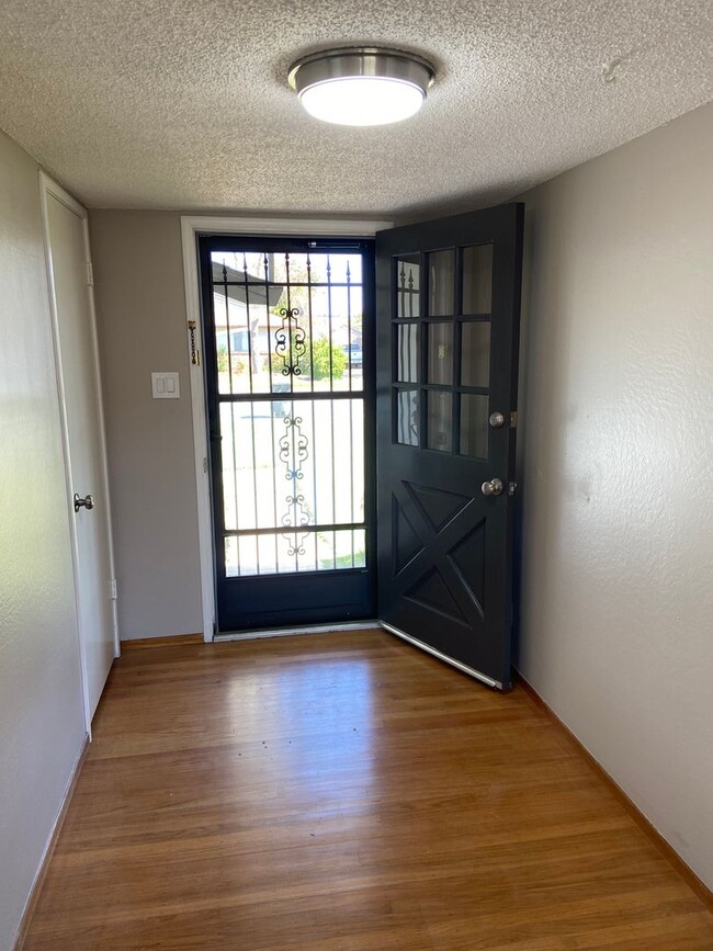 Building Photo - Tahoe Park East - 3 Bdrm, 1.5 bath