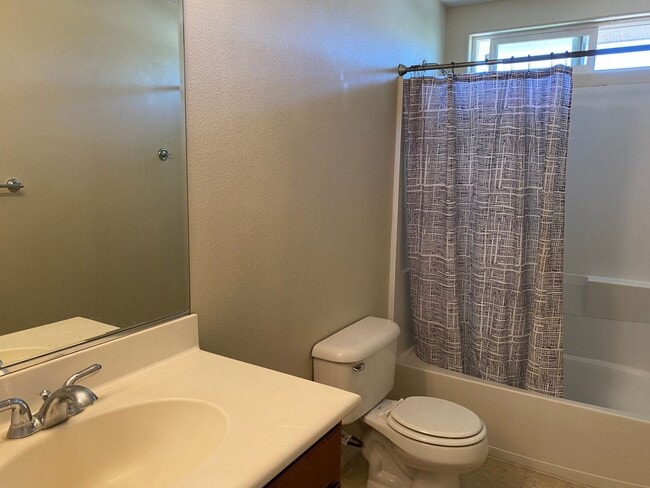 Building Photo - REDUCED!!  Close to High School Huge 4 bed...