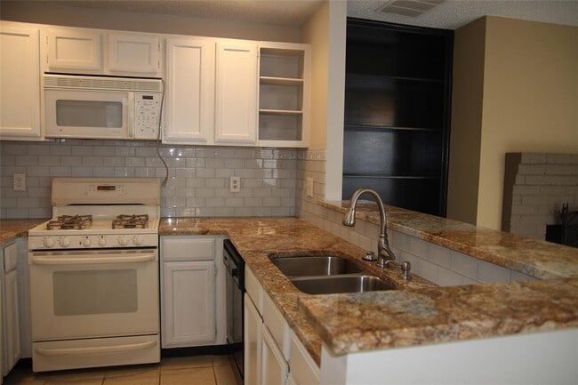 Building Photo - 7825 Beauregard Cir