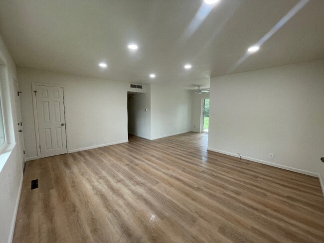 Building Photo - 2405 Tamarac Dr