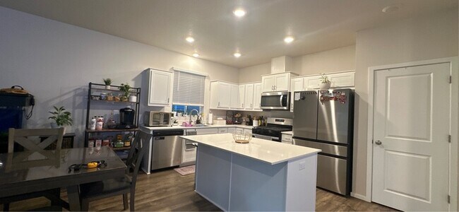 Foto del edificio - 477 Himalaya St. NE