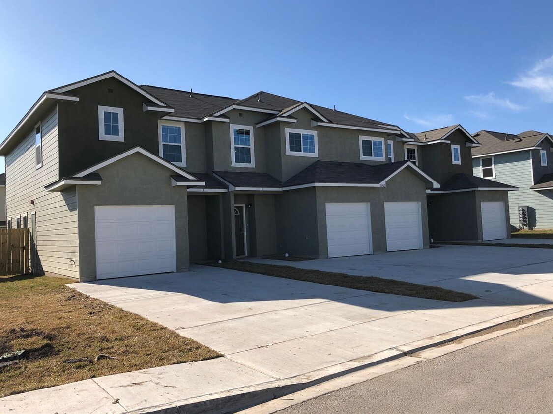 Foto principal - Town home for rent