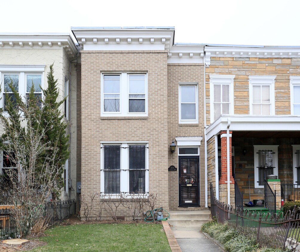 Building Photo - 1223 S NW