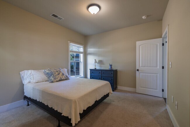 Building Photo - 1017 Retreat