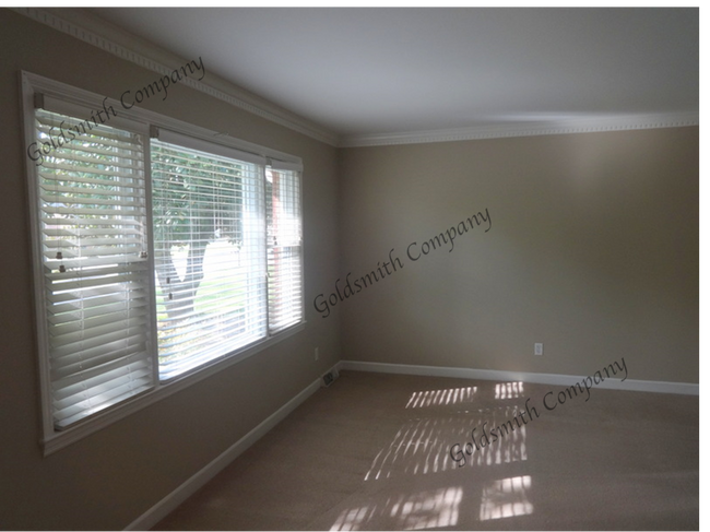 Foto del edificio - 4-Bedroom Spacious Home with 3 Full Baths ...