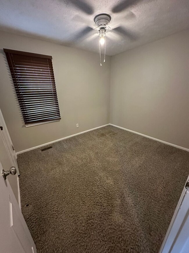 Building Photo - 3 Bedroom, 1 Bathroom House with Detached ...