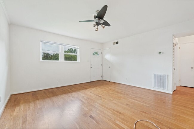 Building Photo - Charming Two Bedroom Home