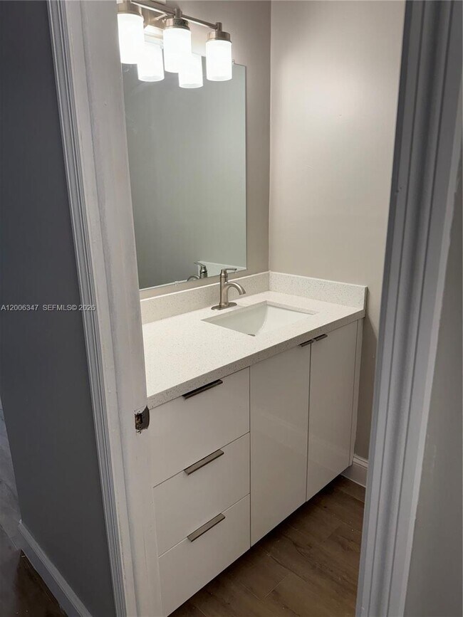 Foto del edificio - 14830 Naranja Lakes Blvd