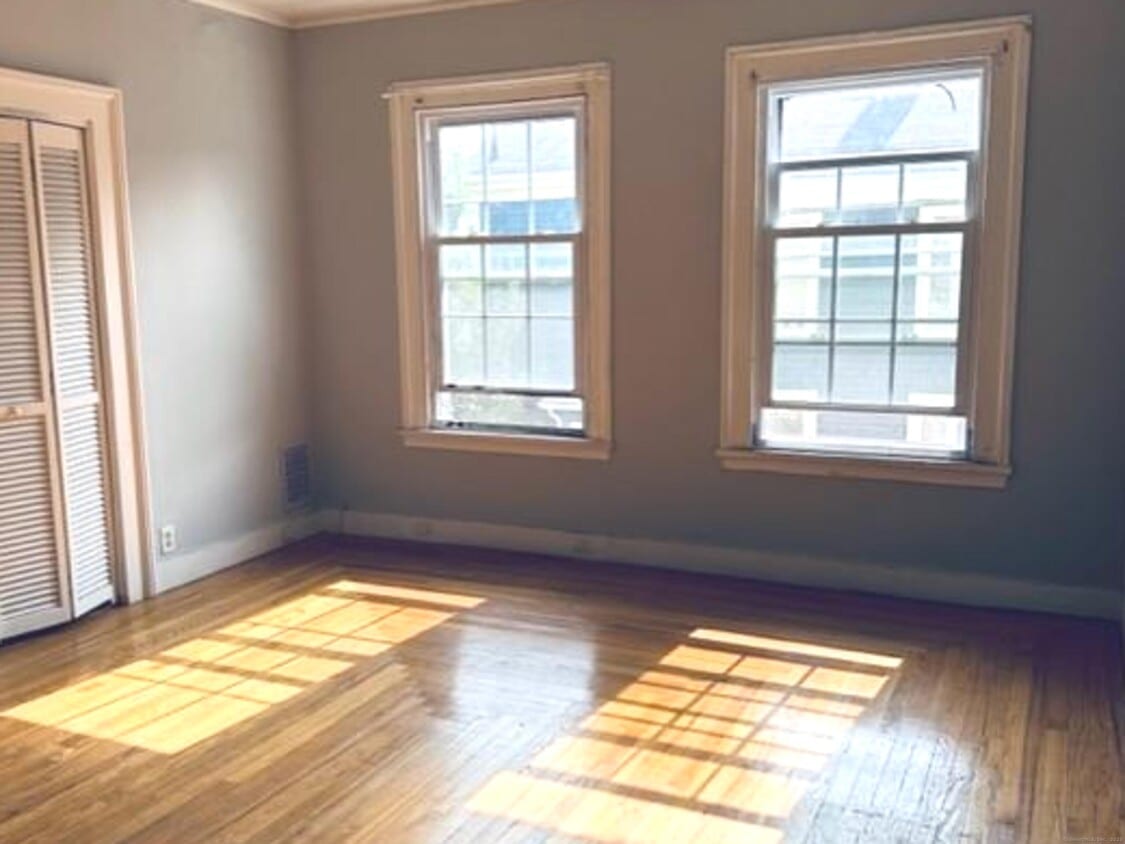 Primary Photo - 73 Lyon St