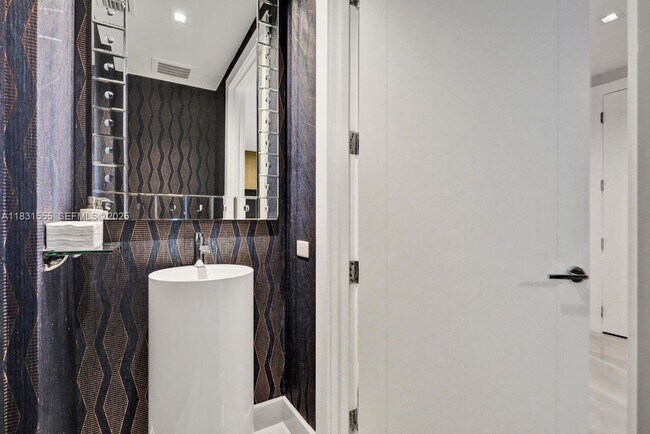 Building Photo - 18501 Collins Ave