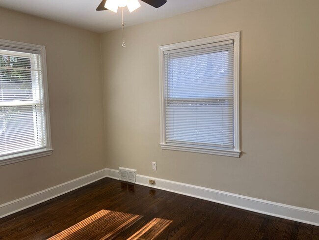Building Photo - Great 3 BR near Lindley Pool & Rec Center