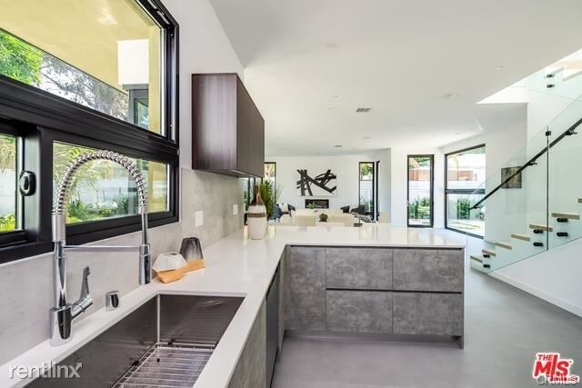 Foto del edificio - 370 N San Vicente Blvd