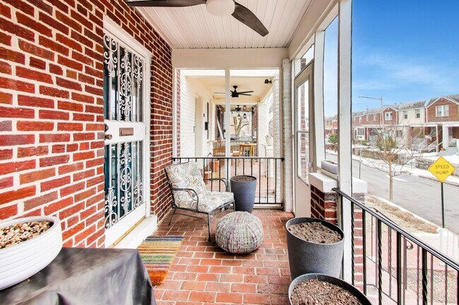 Building Photo - Charming 2 BD + 1 FB brick row house ready to welcome you home!