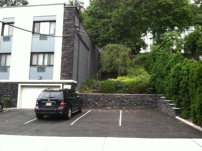 Foto del edificio - 208 Undercliff Ave