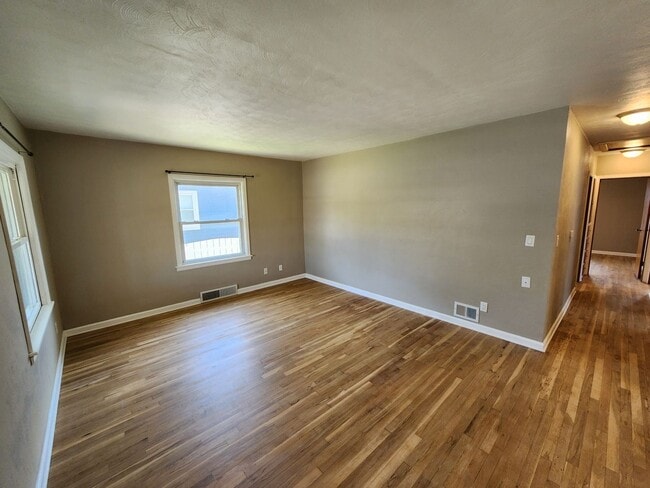 Building Photo - Great 3 Bedroom House