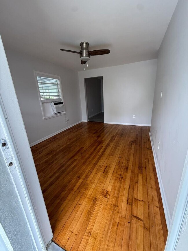 Building Photo - Charming 2/1 Single Family Home with large carport