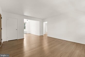 Building Photo - 4818 Chevy Chase Dr