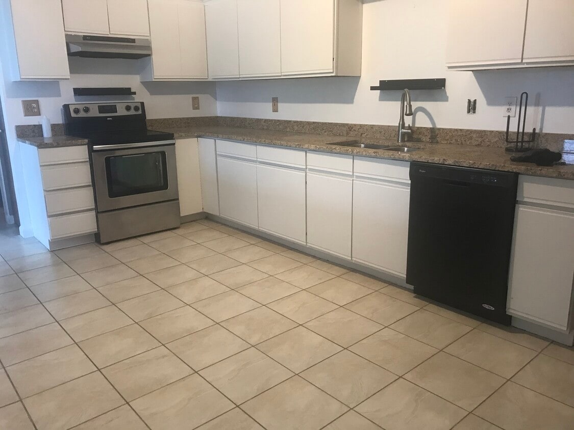 2301 Bicentennial Ave Unit 12, Crest Hill, IL 60403 Condo for Rent in