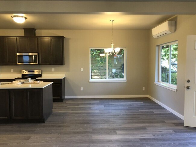 Foto del edificio - 5 Bedroom, 2.5 Baths Home for Rent, Available in September