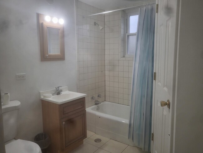 Foto del edificio - 8265 W Lawrence Ave