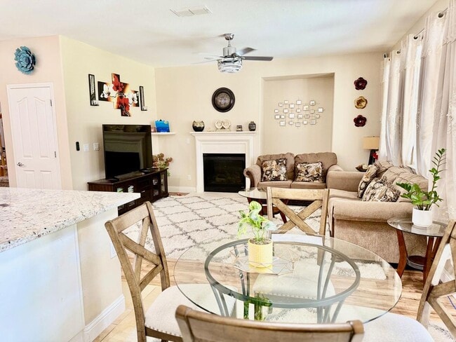 Foto del edificio - Great 5 Bedroom 3 Bathroom 2,400 sqft. Hom...