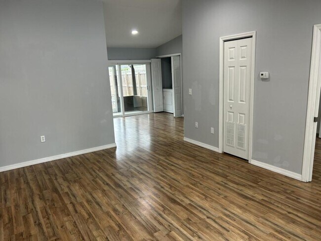 Building Photo - 7707 Willow Park Dr