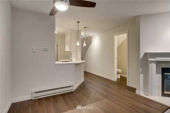 Comedor - 4356 W Lake Sammamish Pky SE