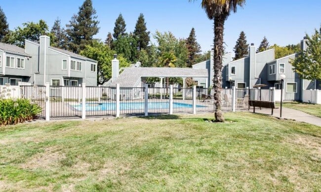 Building Photo - 2 Bed/2 Bath Condo w/Detached 1 Car Garage...