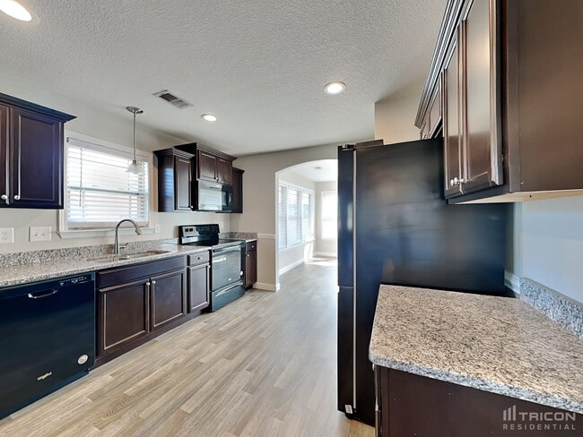 Building Photo - 801 Alley Ridge Dr