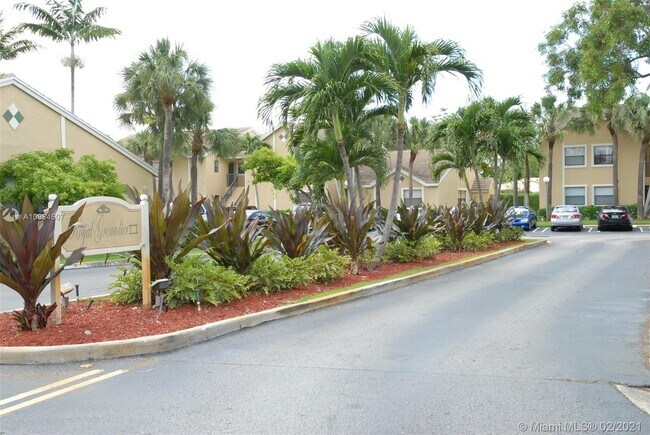 Building Photo - 9649 Riverside Dr